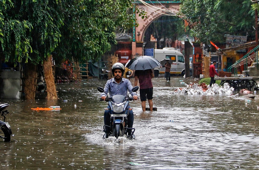 दिल्ली में बाढ़ पर राजनीति! केजरीवाल राहत शिविरों में पहुंचे, जल मंत्री का राजधानी में पानी घुसने से इनकार