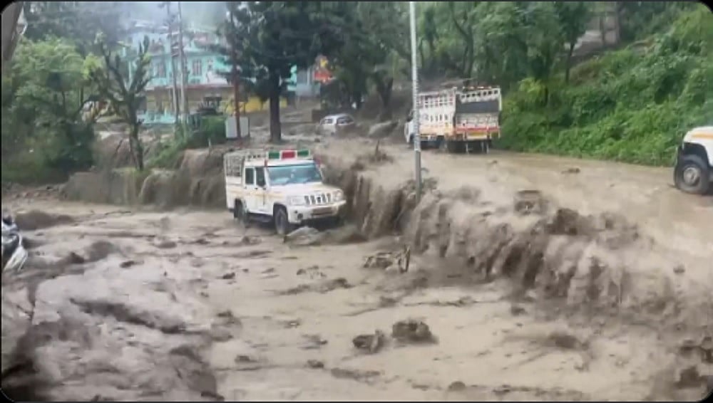उत्तरकाशी के नौगांव में बादल फटा, रिहायशी इलाकों में बाढ़ आई, भारी नुकसान की आशंका