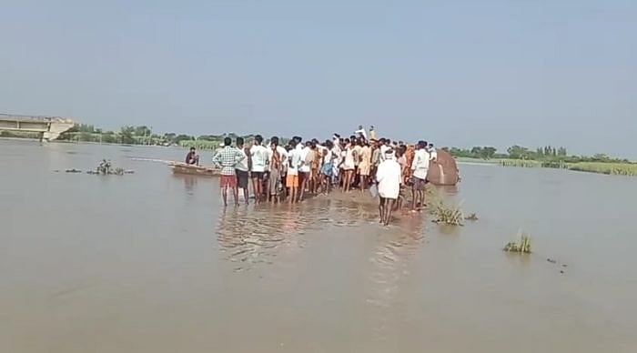 लखीमपुर खीरी में हादसा: शारदा नदी में पलटी नाव, पिता-पुत्री लापता, कुल 20 लोग थे सवार