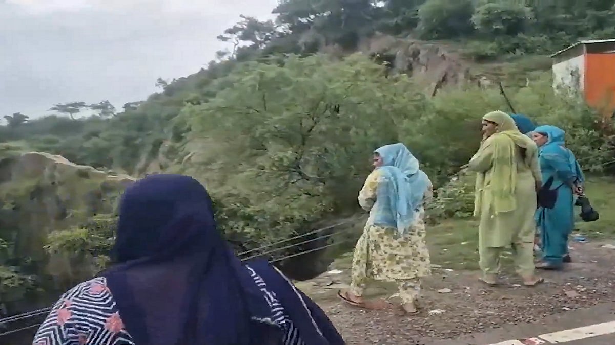 पंजाब में कुदरत की मार के बीच होशियारपुर में बड़ा हादसा, एंबुलेंस खाई में गिरी, 3 की मौत, 2 घायल