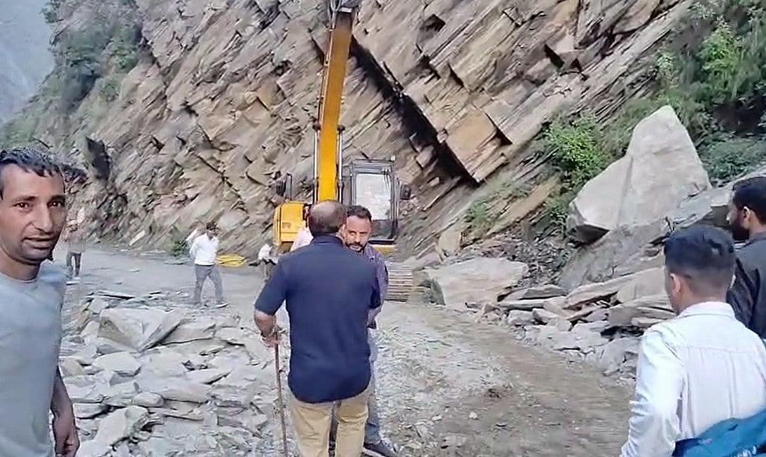 हिमाचल प्रदेश: चंबा में लैंडस्लाइड से जनजीवन अस्त-व्यस्त, NH और भरमौर की सड़कें बंद, यातायात ठप