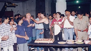 सिनेजीवन: पुरानी यादों के जरिए ऋतिक ने दी राकेश रोशन को जन्मदिन की बधाई और 'धमाल-4' की शूटिंग पूरी