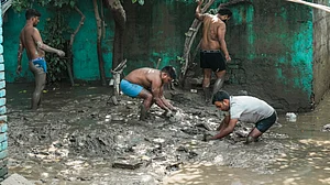 दिल्ली में यमुना के जलस्तर में कमी, पानी खतरे के निशान से नीचे, लेकिन बीमारियों का बढ़ा खतरा