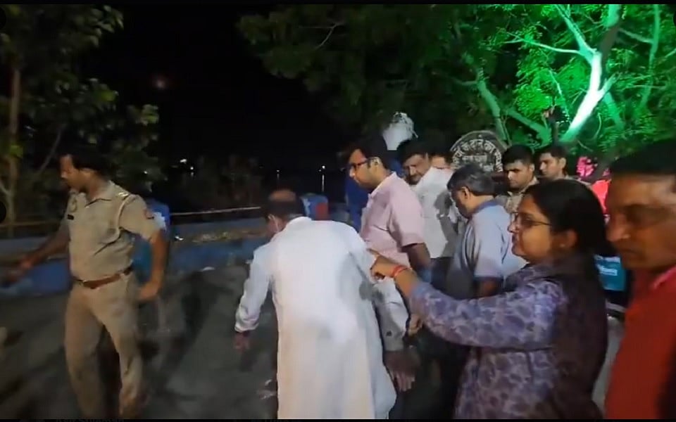 आगरा में यमुना घाट पर बड़ा हादसा, मंदिर की दीवार गिरी, कई लोगों के नदी में गिरने की खबर, 6 को बचाया गया