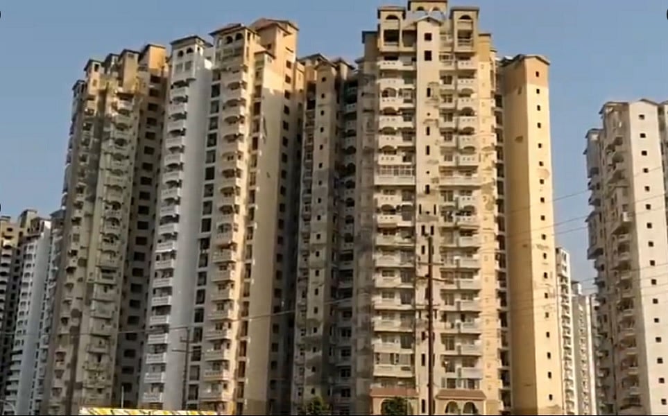 ग्रेटर नोएडा की सोसायटी में दर्दनाक घटना, मां ने 11 साल के बेटे के साथ 13वीं मंजिल से लगाई छलांग, दोनों की मौत