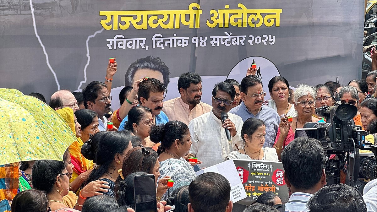 वीडियो: भारत-पाक मैच का विरोध, हाथों में सिंदूर लिए मुंबई में सड़क पर उतरीं शिवसेना UBT की महिला कार्यकर्ताएं