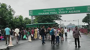 नेपाल में अंतरिम सरकार बनने के बाद सुधरे हालात, बॉर्डर खुला, वाहनों की आवाजाही शुरू, जानें सीमा पर अब कैसे हैं हालात?