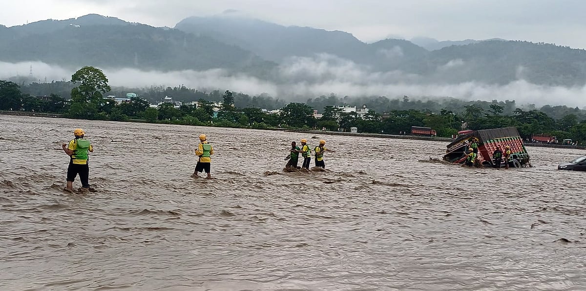 उत्तराखंड में तबाही! सहस्त्रधारा में बादल फटा, टपकेश्वर डूबा, ऋषिकेश में ऊफान पर चंद्रभागा, देहरादून-हरिद्वार हाईवे पर पुल टूटा