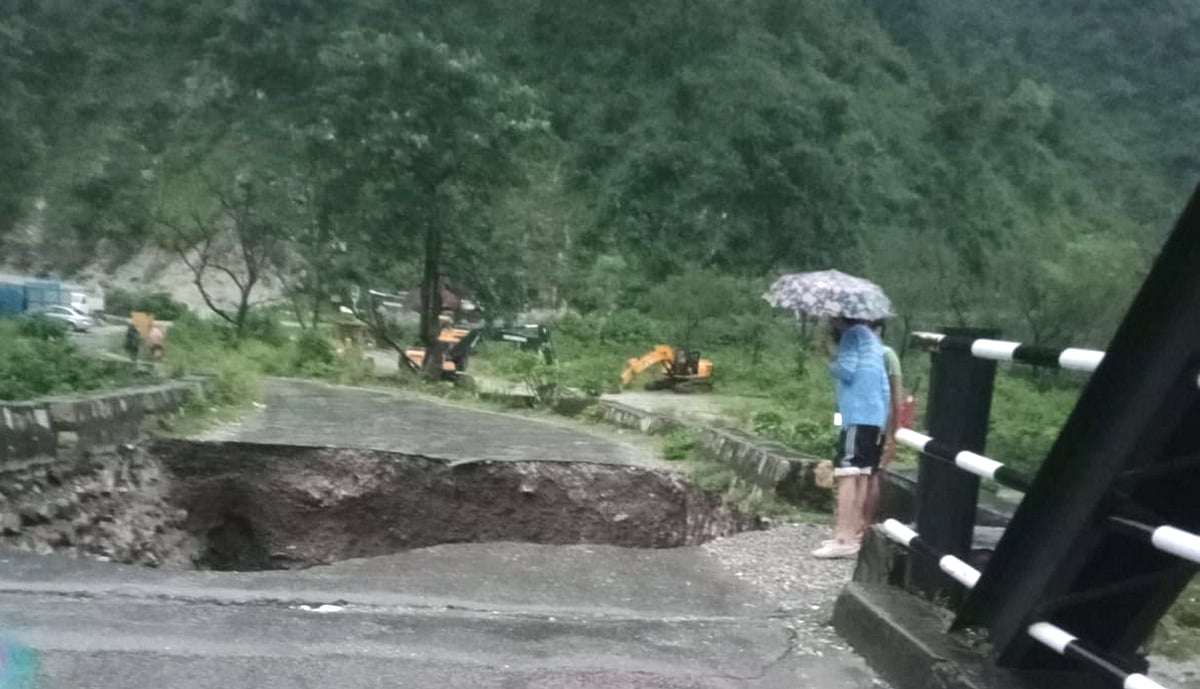 देहरादून के सहस्त्रधारा में बादल फटने से भारी तबाही, बह गए घर-दुकानें, दो लोग लापता