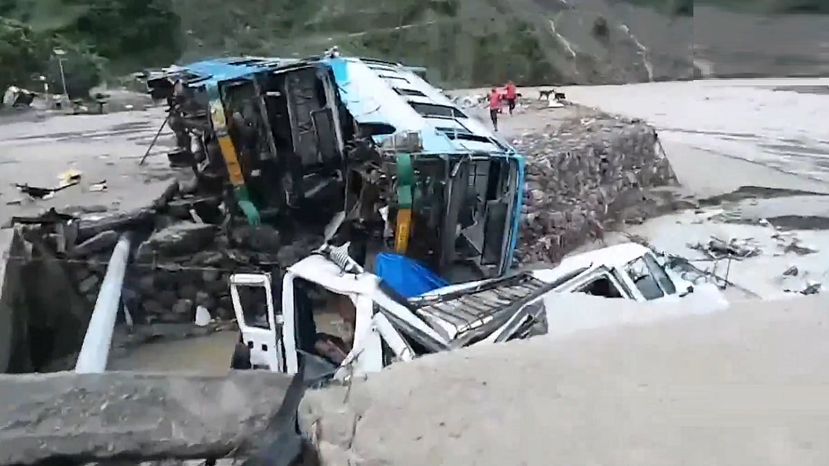 हिमाचल में फिर आसमानी आफत, मंडी में बादल फटने से तबाही, गाड़ियां बहीं, बस स्टैंड डूबा, चारों तरफ तबाही का मंजर