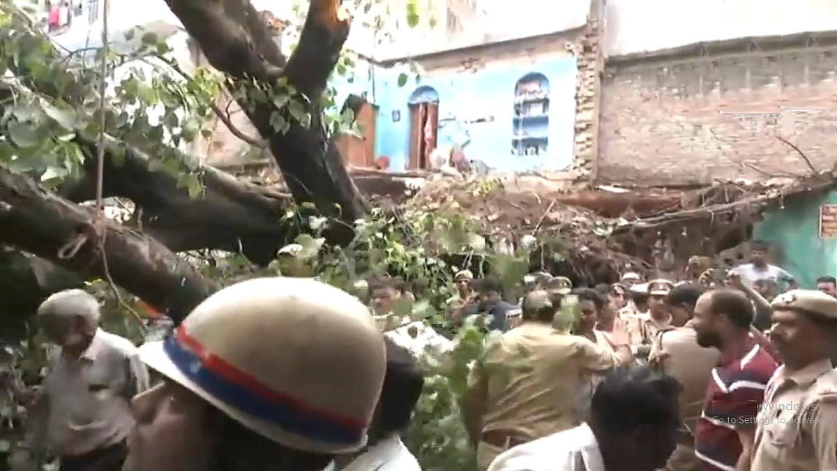 उत्तर प्रदेश की राजधानी लखनऊ में बड़ा हादसा, पुराना पेड़ गिरने से एक व्यक्ति की मौत, चार लोग घायल