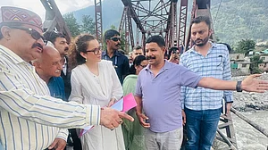 हिमाचल के बारिश प्रभावित क्षेत्र में कंगना रनौत को करना पड़ा विरोध का सामना, लगे 'वापस जाओ' के नारे