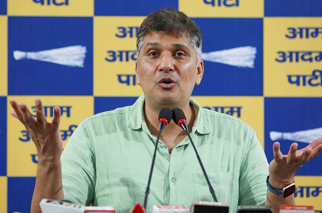 आप ने बीजेपी पर दिल्ली में वोट कटवाने का आरोप लगाया, कहा- चुनाव आयोग से मिलकर सरकार बना रही है