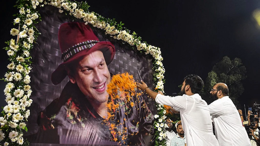 जुबिन गर्ग को अंतिम विदाई देने गुवाहाटी स्टेडियम उमड़े प्रशंसक