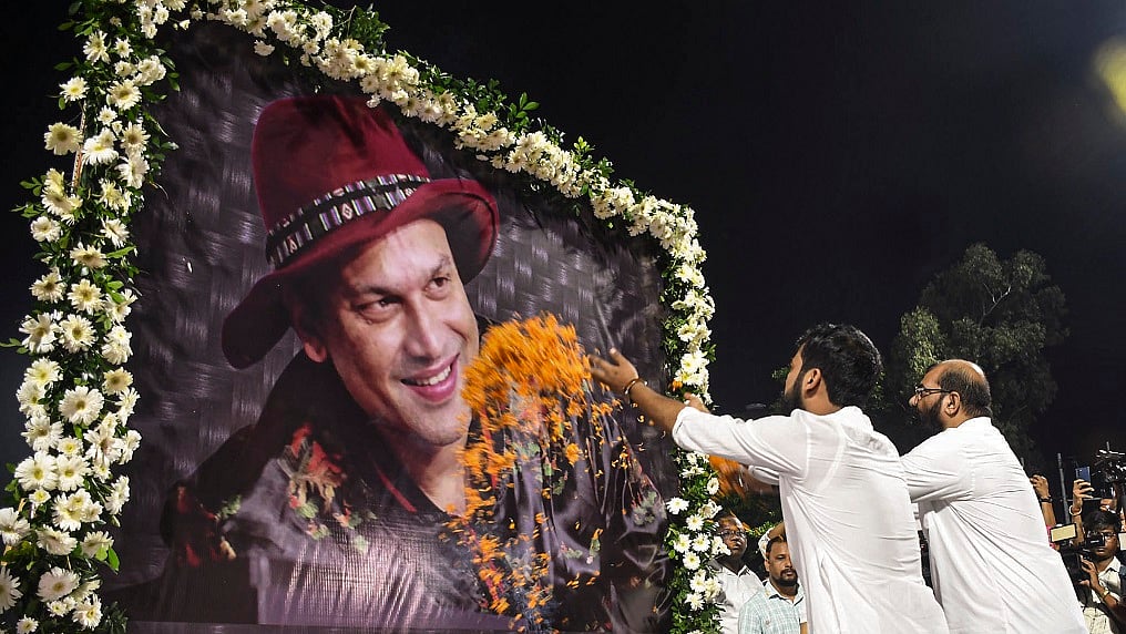 जुबिन गर्ग को अंतिम विदाई देने गुवाहाटी स्टेडियम उमड़े प्रशंसक