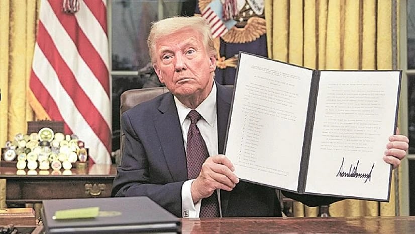 डोनाल्ड ट्रंप का भारत को झटका, H-1B वीजा की फीस बढ़ाई, जानें भारतीयों पर क्या पड़ेगा असर?