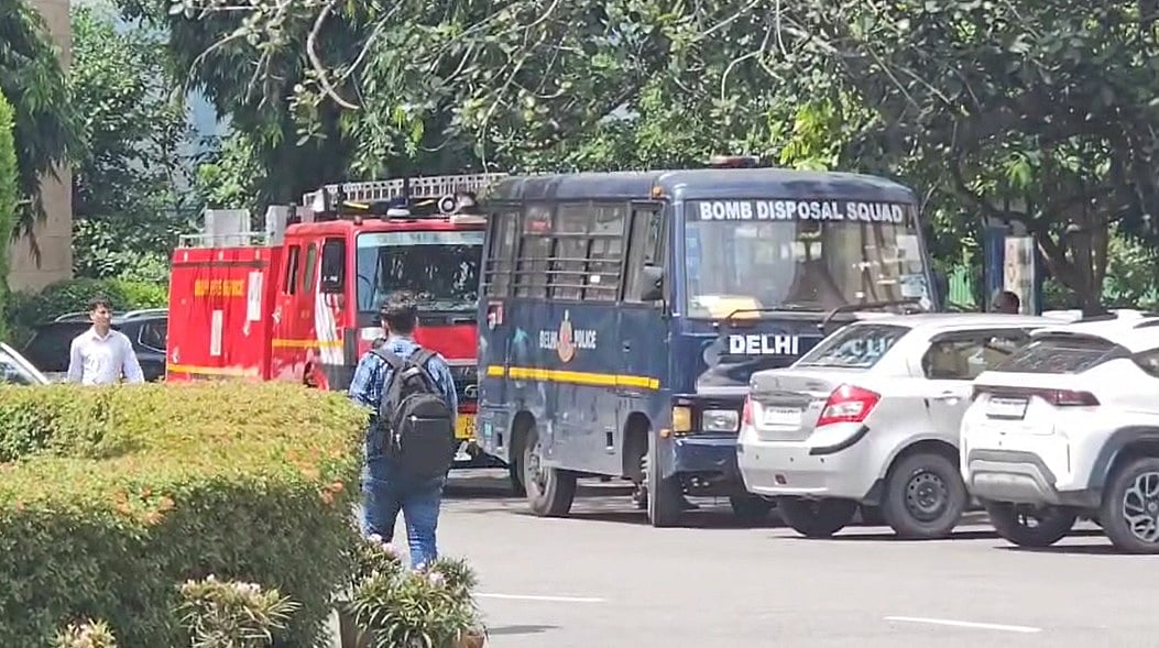 DPS द्वारका सहित दिल्ली के कई स्कूलों को मिली बम की धमकी, मची अफरा-तफरी, खाली कराया गया परिसर