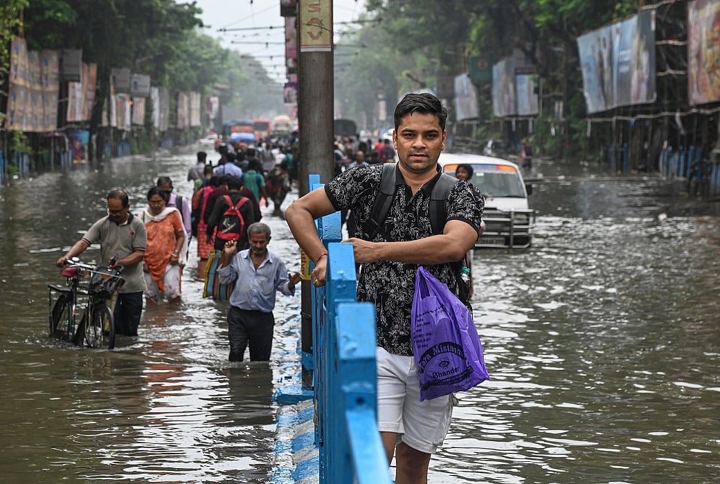 कोलकाता में भारी बारिश से जनजीवन ठप, करंट लगने से 7 लोगों की मौत, 30 से अधिक उड़ानें रद्द