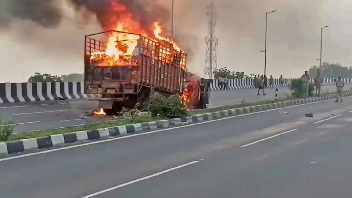 यूपी के अलीगढ़ में दर्दनाक सड़क हादसा, कार और कैंटर की टक्कर के बाद लगी भीषण आग, 4 लोगों की जिंदा जलकर मौत