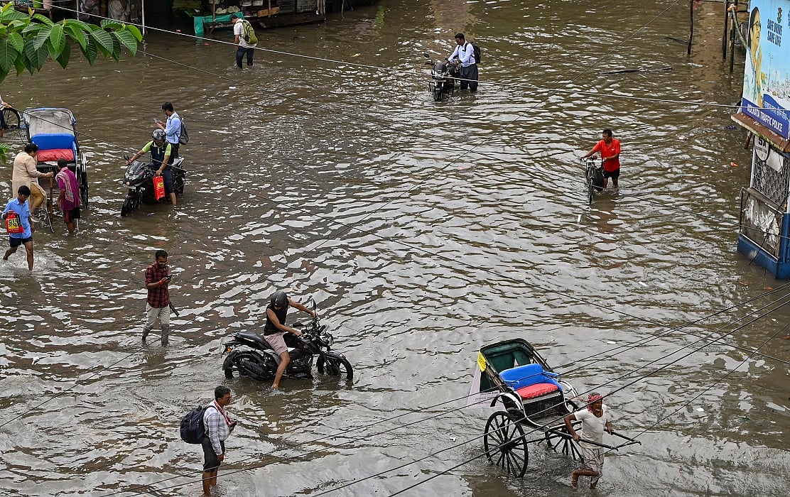 कोलकाता में भारी बारिश से जनजीवन ठप, करंट लगने से 7 लोगों की मौत, 30 से अधिक उड़ानें रद्द