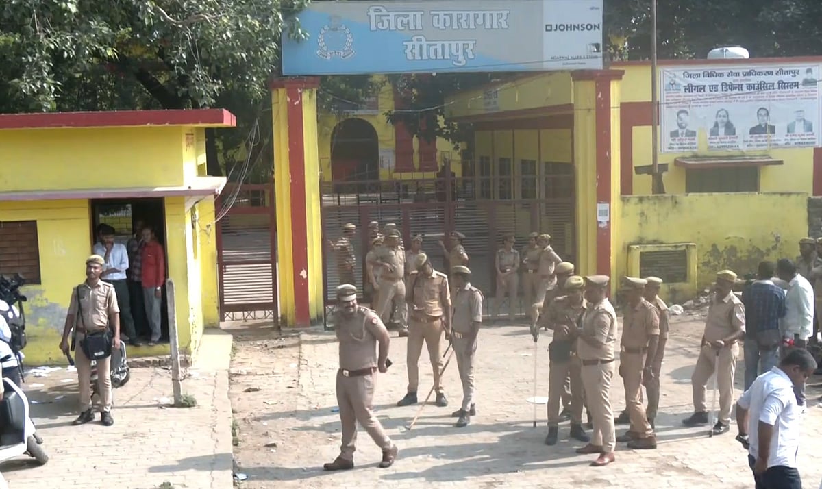 उत्तर प्रदेश: आजम खान की रिहाई से पहले सीतापुर में धारा 144 लागू, समर्थकों की भीड़ से जेल रोड पर जाम