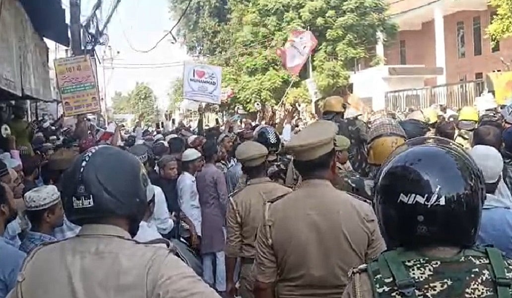 यूपीः बरेली में जुमे की नमाज के बाद 'आई लव मोहम्मद' बैनर पर बवाल, प्रदर्शनकारियों पर पुलिस ने किया लाठीचार्ज
