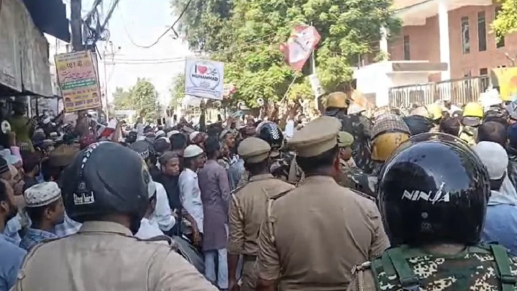 यूपीः बरेली में जुमे की नमाज के बाद 'आई लव मोहम्मद' बैनर पर बवाल, प्रदर्शनकारियों पर पुलिस ने किया लाठीचार्ज