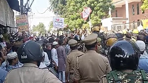 यूपीः बरेली में जुमे की नमाज के बाद 'आई लव मोहम्मद' बैनर पर बवाल, प्रदर्शनकारियों पर पुलिस ने किया लाठीचार्ज