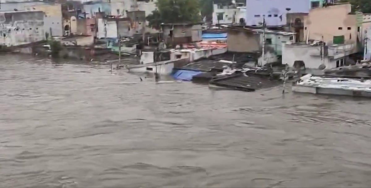हैदराबाद में बारिश से भारी तबाही, महात्मा गांधी बस स्टेशन में पानी घुसा, 1,000 लोगों को राहत शिविरों में पहुंचाया गया