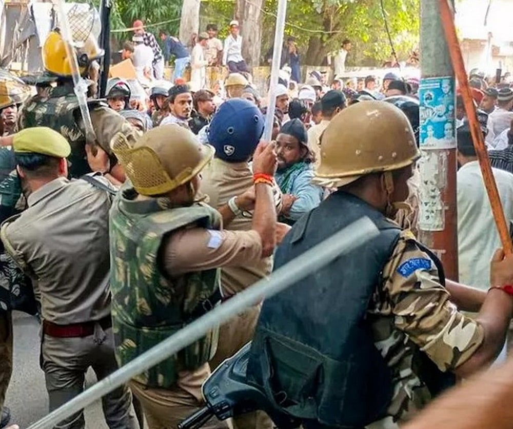खामेनेई की मौत के बाद देश के कई इलाकों में प्रदर्शन, यूपी में बंद का ऐलान, श्रीनगर में मोबाइल-इंटरनेट सेवाएं बंद