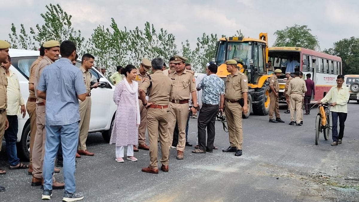 उत्तर प्रदेश के लखीमपुर खीरी में रोडवेज बस और वैन की भीषण टक्कर, 5 लोगों की मौत, 10 घायल