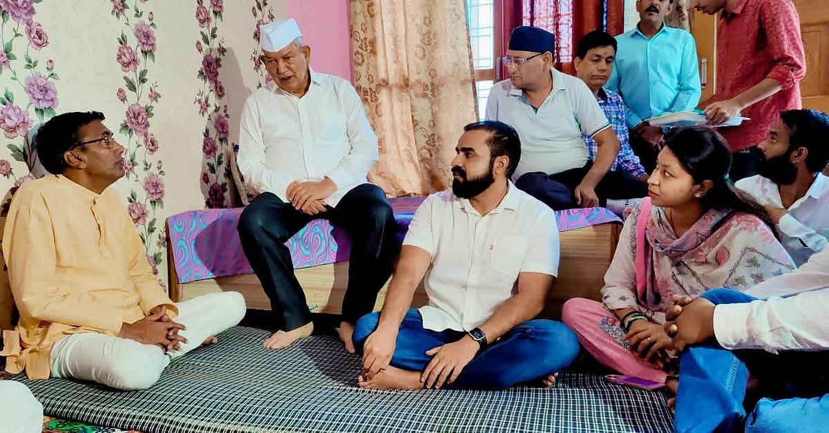 उत्तराखंडः हरीश रावत ने पत्रकार राजीव प्रताप के परिजनों से मुलाकात की, संदिग्ध मौत की SIT जांच की मांग की