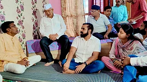 उत्तराखंडः हरीश रावत ने पत्रकार राजीव प्रताप के परिजनों से मुलाकात की, संदिग्ध मौत की SIT जांच की मांग की