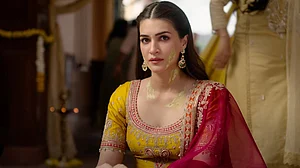 सिनेजीवन: कृति सेनन की हल्दी रस्म में लहूलूहान होकर पहुंचे धनुष और 'ओजी' और 'जॉली एलएलबी 3' ने कमाई के बनाए नए रिकॉर्ड