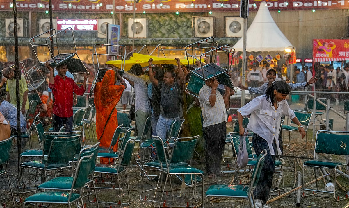 दिल्ली में बारिश से दशहरा उत्सव में पड़ा खलल: प्रधानमंत्री मोदी, अमित शाह नहीं कर पाए रावण दहन