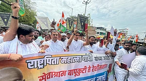 नागपुर: यूथ कांग्रेस का प्रदर्शन, RSS प्रमुख को संविधान की प्रति सौंपने निकले कार्यकर्ता, पुलिस ने हिरासत में लिया
