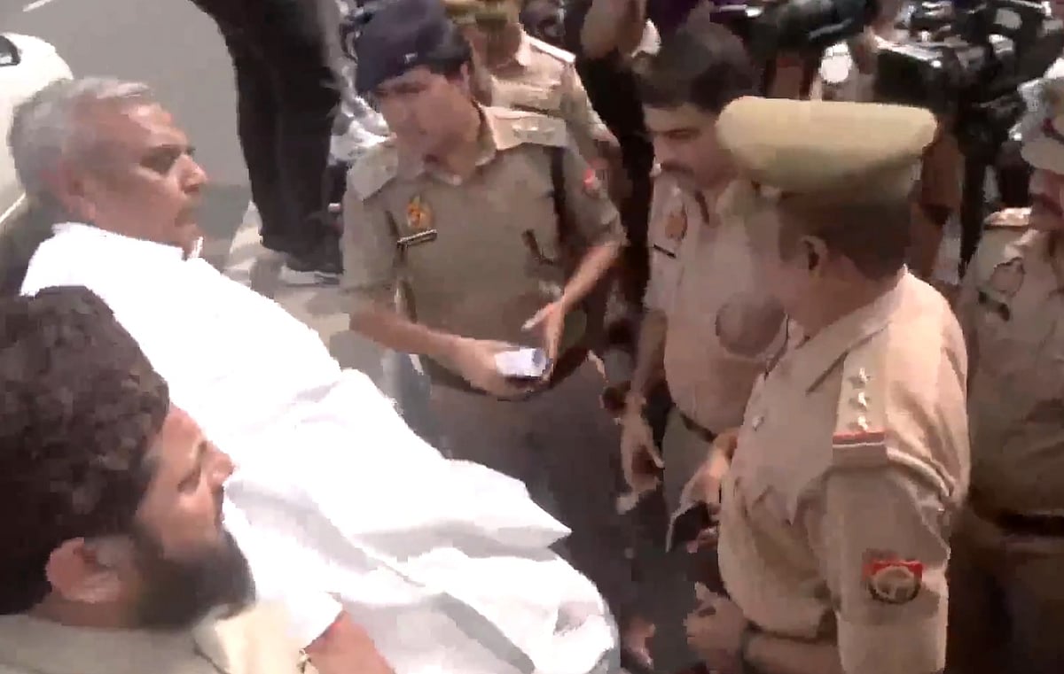 वीडियो: सपा सांसद प्रतिनिधिमंडल को UP पुलिस ने गाजीपुर बॉर्डर पर रोका, मोहिबुल्लाह नदवी बोले- योगी सरकार भूल गई कि... 