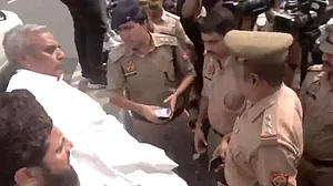 वीडियो: सपा सांसद प्रतिनिधिमंडल को UP पुलिस ने गाजीपुर बॉर्डर पर रोका, मोहिबुल्लाह नदवी बोले- योगी सरकार भूल गई कि...