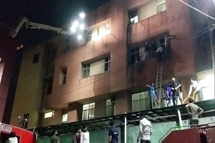 'पानी का रिसाव और दीवारों में बिजली का करंट...', ट्रामा सेंटर में अनहोनी को लेकर हटाए गए अधिकारी ने किया था आगाह
