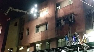 'पानी का रिसाव और दीवारों में बिजली का करंट...', ट्रामा सेंटर में अनहोनी को लेकर हटाए गए अधिकारी ने किया था आगाह