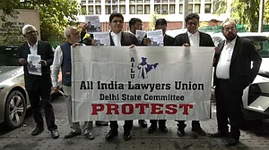 CJI गवई पर हमले के खिलाफ देशभर में वकीलों का प्रदर्शन जारी, कहा- ये संविधान और न्यायपालिका पर हमला