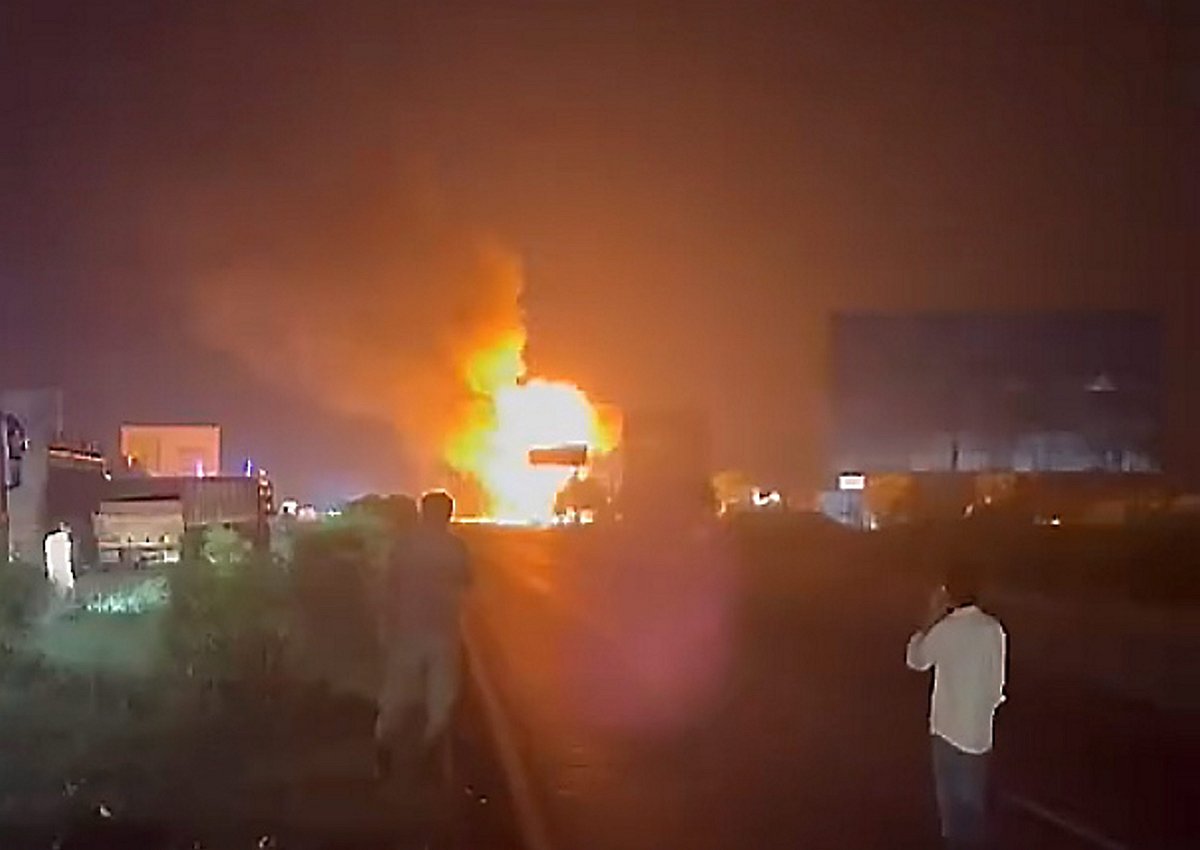 जयपुर-अजमेर हाईवे पर बड़ा हादसा, सिलेंडर से भरे ट्रक में लगी आग, एक के बाद एक कई धमाके, 1 शख्स की मौत 