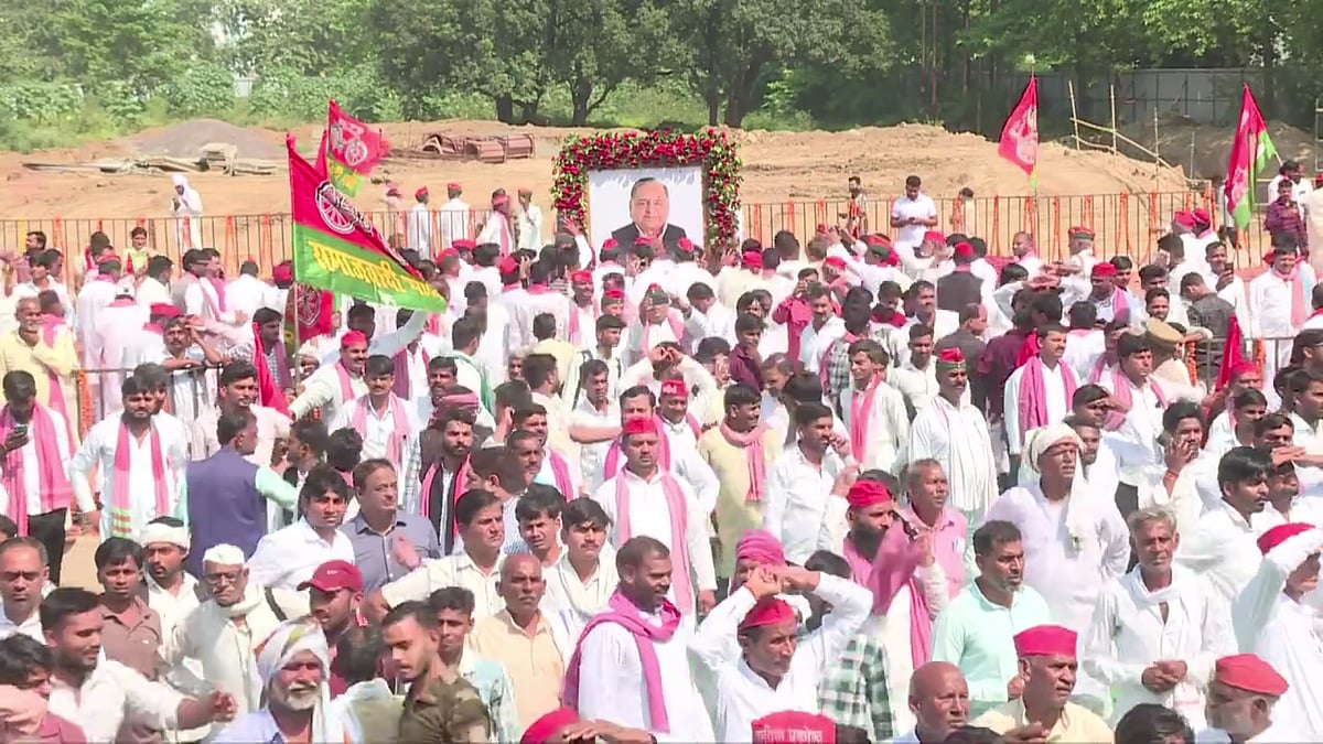 मुलायम सिंह यादव की पुण्यतिथि पर SP के वरिष्ठ नेताओं ने दी श्रद्धांजलि, अखिलेश ने किया स्मारक बनाने का ऐलान 
