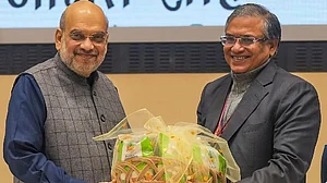'घुसपैठियों' पर अमित शाह के दावे की तो चुनाव आयोग की बिहार वोटर लिस्ट से निकल चुकी है हवा