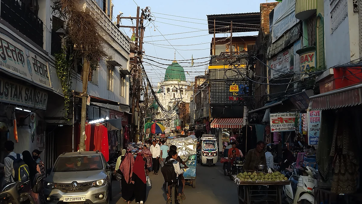 बरेली में बीते दिनों हुए बवाल के बाद यूं तो अब शांति है, लेकिन फिज़ा में तैरती उदासी और ज़हनों में उमड़ते सवाल महसूस होते हैं (फोटो : प्रभात सिंह)