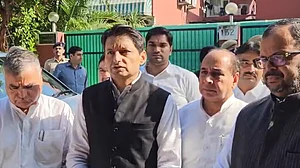 IPS पूरन कुमार के परिजनों से मिले दीपेंद्र हुड्डा, दोषियों के खिलाफ कार्रवाई की मांग, कहा- देश में डरावना माहौल