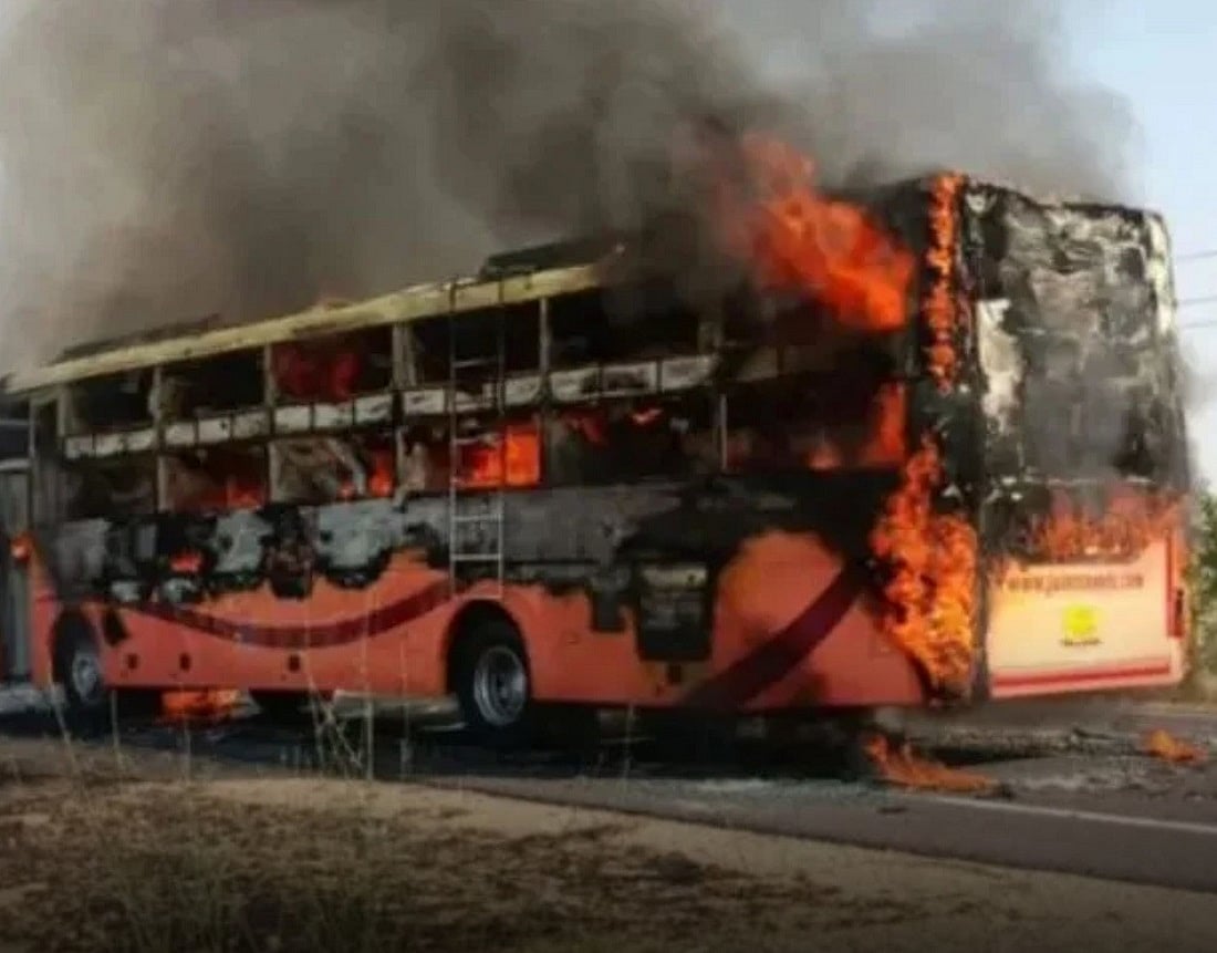 मध्य प्रदेश: रिहायशी इलाके में खड़ी खाली यात्री बसों में धमाकों के साथ आग लगी, कोई जनहानि नहीं