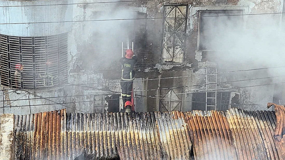 बांग्लादेश में रसायन गोदाम और कपड़ा कारखाने में लगी भीषण आग, 16 लोगों की मौत, कई लोग झुलसे