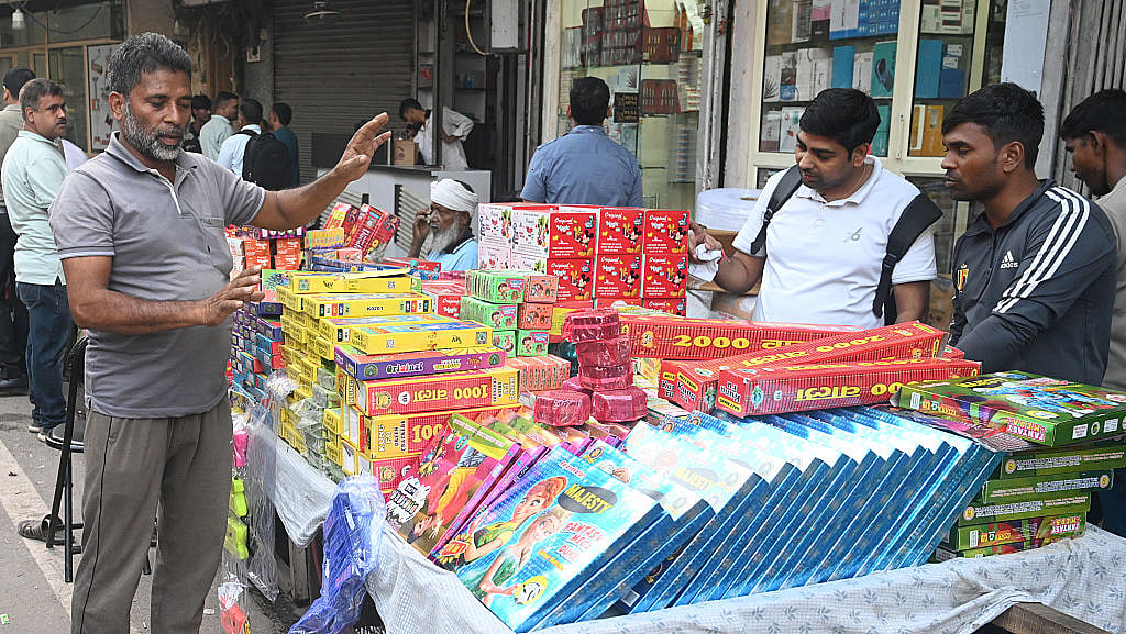 छलावा भर ही हैं ग्रीन पटाखे: इस दिवाली फिर प्रदूषण से धुआं-धुआं होगा दिल्ली-एनसीआर !