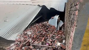 यूपी: एटा में दिवाली से पहले बड़ा हादसा, पटाखा गोदाम में धमाका के कारण 4 दुकानें ढहीं, एक की मौत, कई दबे